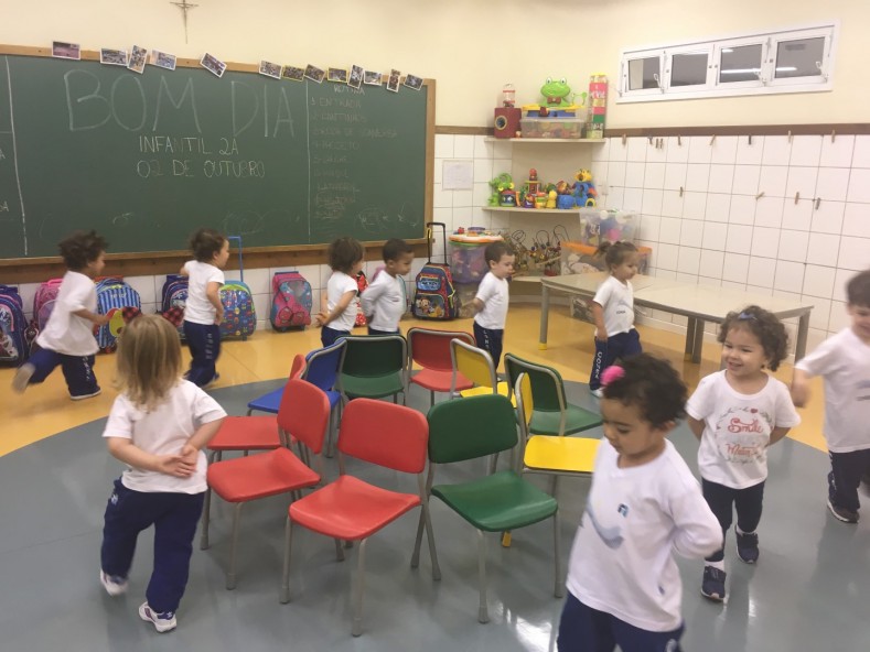 Corre cutia na casa da tia! Estátua! ... É brincando que se aprende! Corre cutia na casa da tia! Estátua! ... É brincando que se aprende!