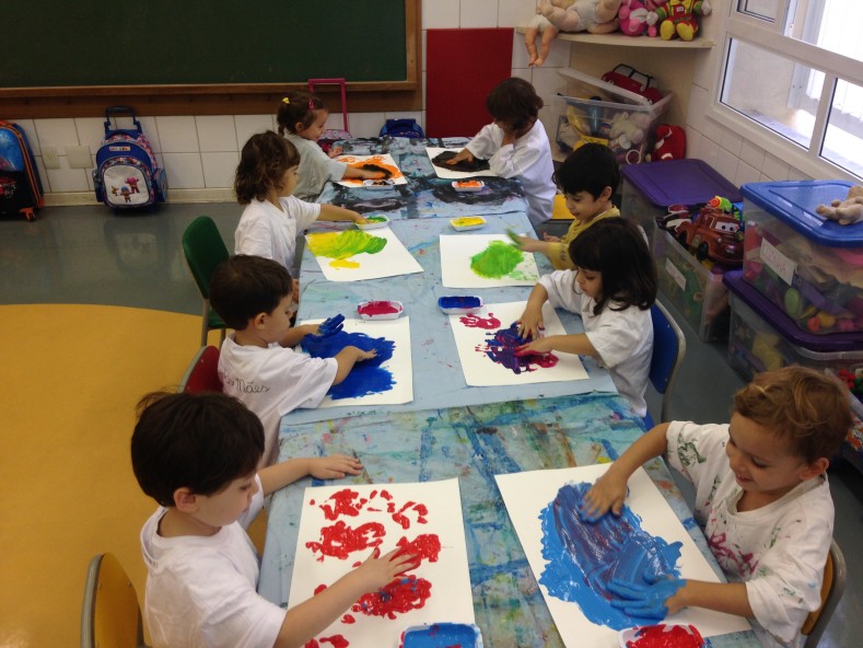 Pintando com as mãos – Infantil 3 B Semi-Integral